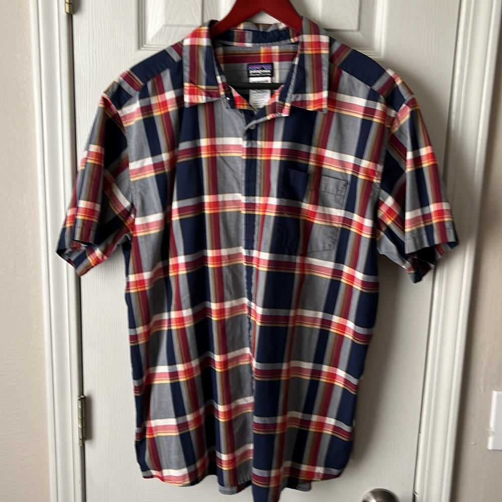 Patagonia Men's Organic Cotton Blue Plaid Short Sleeve Button Down Shirt.